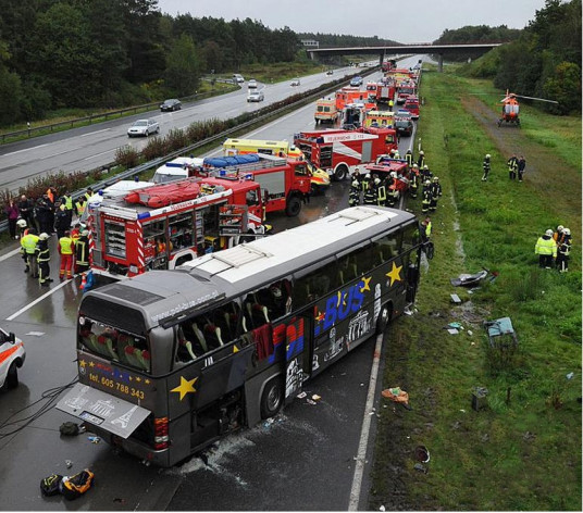 交通事故（车辆在道路上因过错或者意外造成人身伤亡或者财产损失的事件）