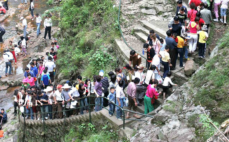 两名游客河南嵩山坠崖，游玩大山时有哪些事项是必须注意的？