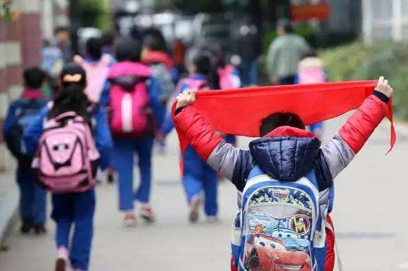 小学入学是按户口登记，还是按居住地登记