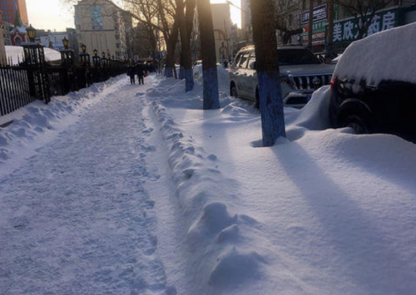 为什么天上下的雪是脏的是不是它夹杂着灰尘