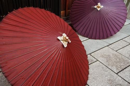 空气雨伞没有伞面，它是如何实现避雨的？