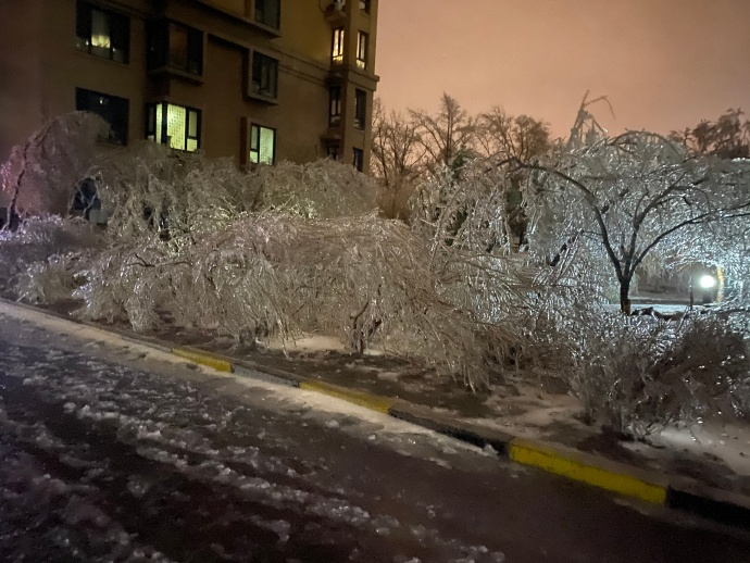 哈尔滨暴雪过后又来冻雨，给当地的交通带来了哪些影响？