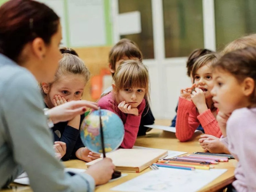 小学老师工资高吗？刚入职一般是多少