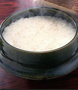 在高压锅里蒸米饭,放多少水?
