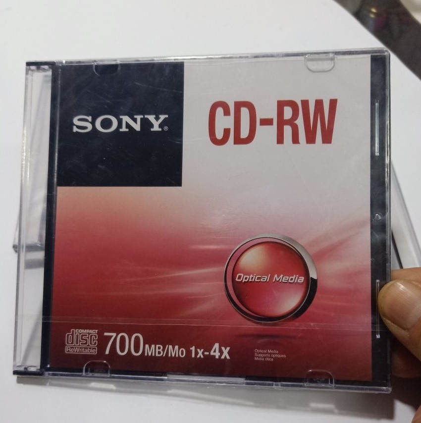 在CD光盘上标记有“CD–RW”字样，此标记表明光盘