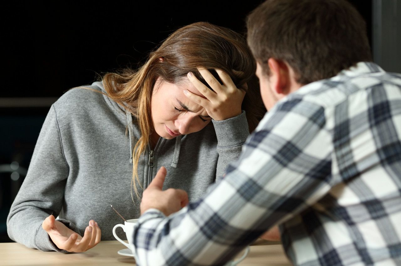 成都一女子因与男友闹矛盾而在凌晨的街头对其拳打脚踢，男友是如何应对的？