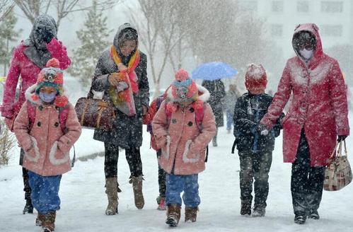 河北大雪父子俩出门被吹平移，这个时候是否就体现出了体重的重要性？