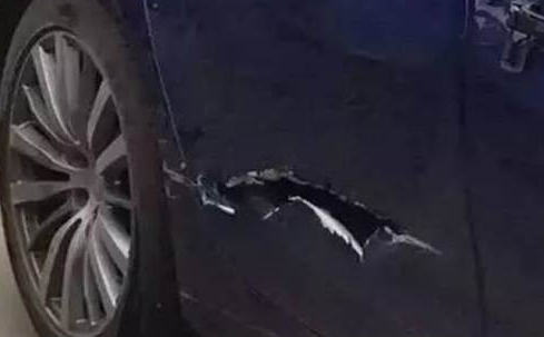 车门被撞有一个破口怎么处理？