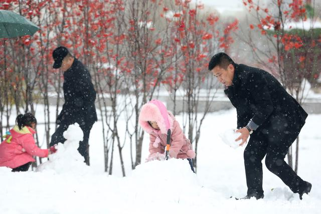 河北大雪父子俩出门被吹平移，这个时候是否就体现出了体重的重要性？