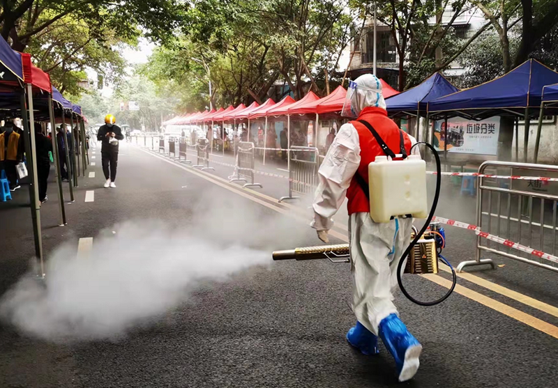 成都疫情仍处高位运转，当地居民的生活因此受到了哪些影响？