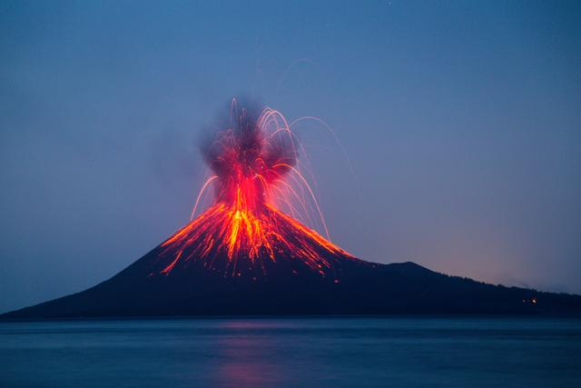 南太平洋海底火山喷出小岛，火山爆发是什么原因引起的？