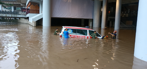 重庆主城暴雨来袭，大蛇被冲到马路，当地的受灾情况如何？