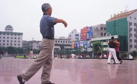 节电专家：城里人要学农民，不熬夜少跳广场舞，为何网友都不买专家的帐了？