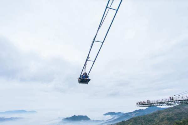 重庆网红景点连续3年出事，游客被甩下山谷致死，曾多次整顿为何还能开？