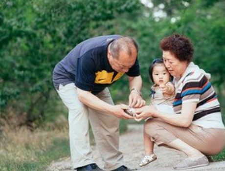 孙女蹲下给姥爷当肉凳，这一幕感动你了吗？