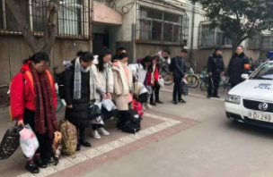 陕西咸阳一98年小伙误入传销当街抱交警求助，这件事给予我们什么警示？