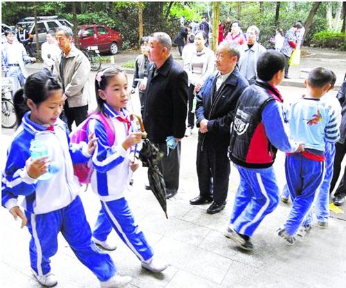 云南师大实验中学校门口有学生被架刀劫持，嫌犯最终被如何处置了？