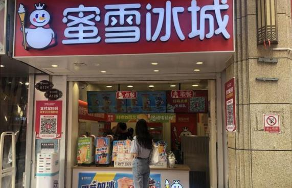 网曝济南一蜜雪冰城店员与顾客互殴，双方在此事当中都有哪些过错？