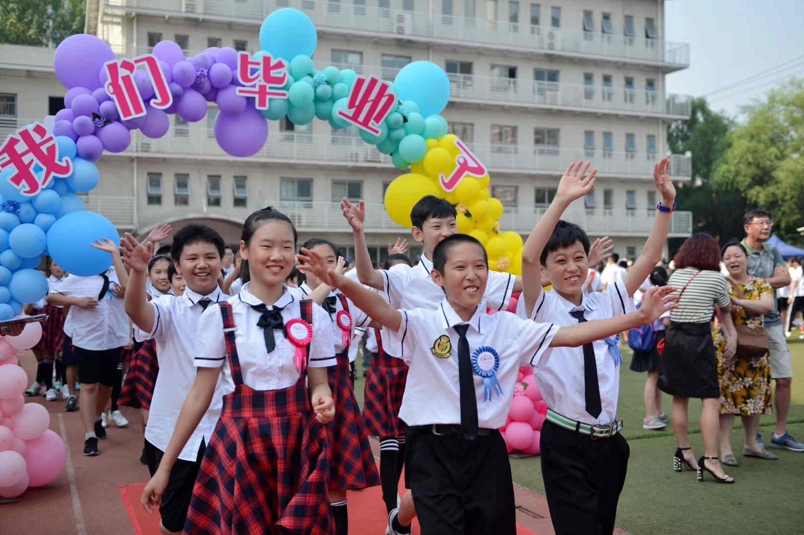 河南一班主任坐空教室掩面痛哭，画面太感人，你还记得你小学毕业的场景吗？