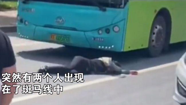 警方通报男子将女友推向公交车，他为什么要做这种事？