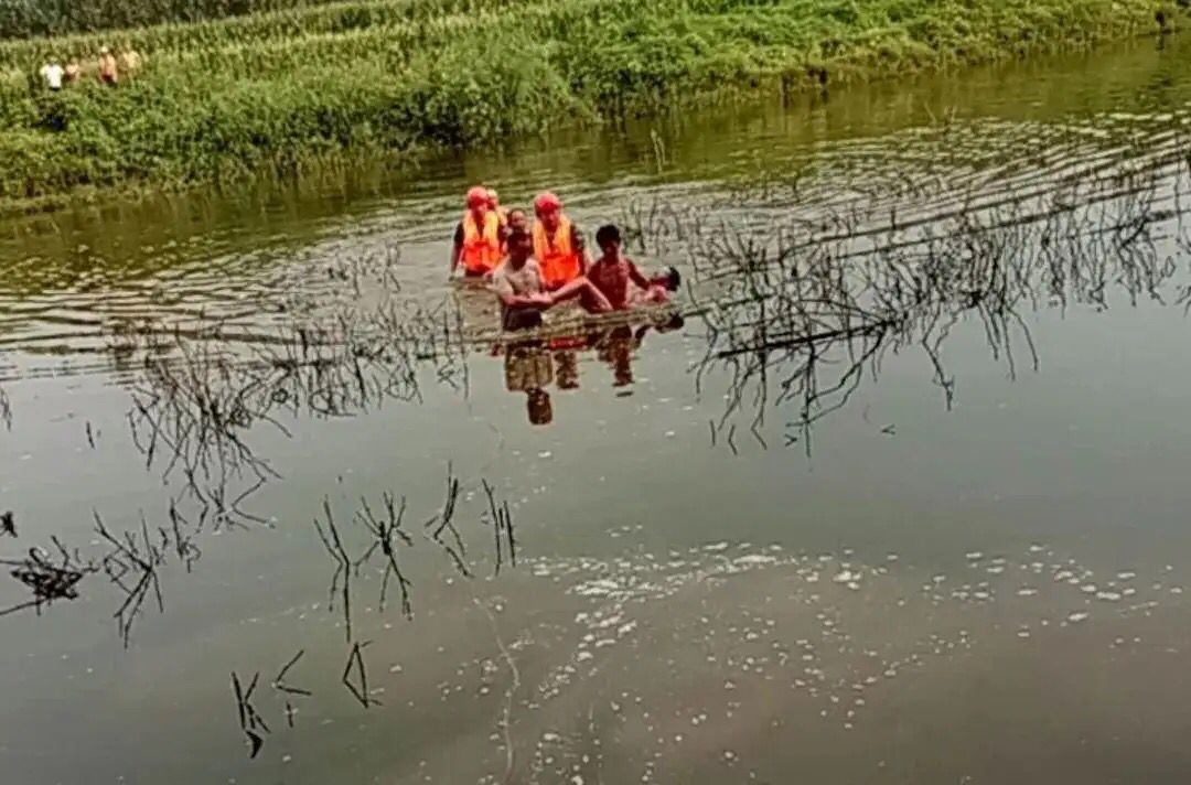 夫妻吵架双双落水被17岁少年救起！这位少年是怎么做到的？