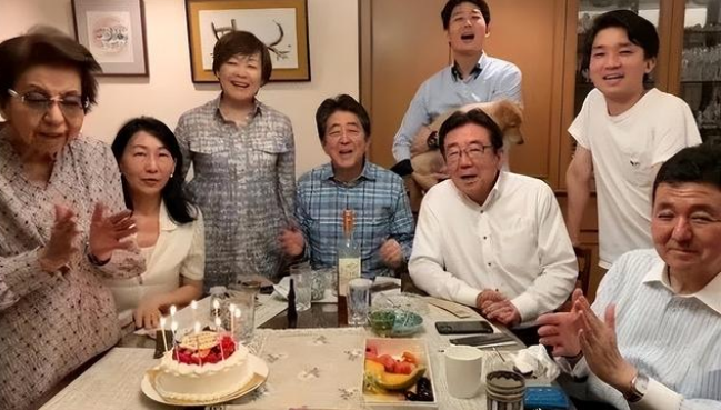 安倍94岁母亲，得知儿子中枪放声大哭，如何从心理学解读此举？