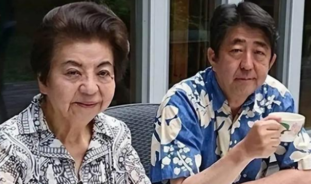 安倍94岁母亲，得知儿子中枪放声大哭，如何从心理学解读此举？