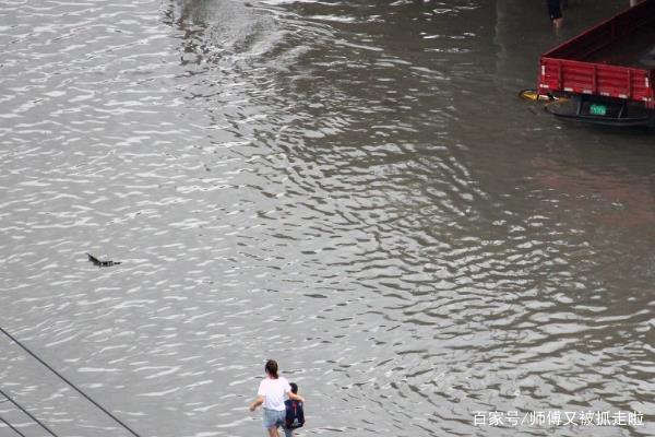 雨衣爸爸到底是谁？他就是郑州地铁遇难者的父亲吗？