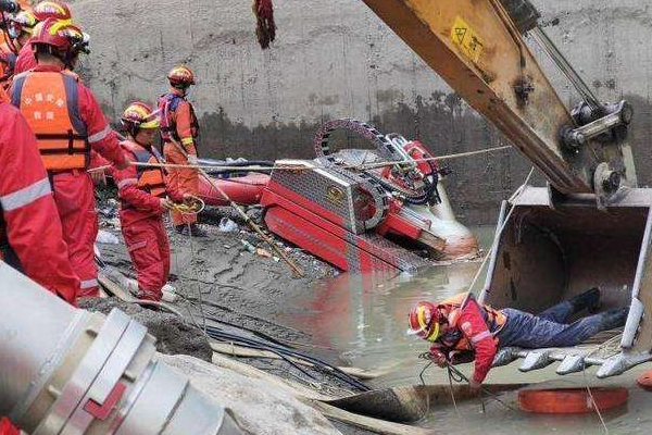 四川关州水电站透水致9人遇难，造成此次事故的原因是什么？