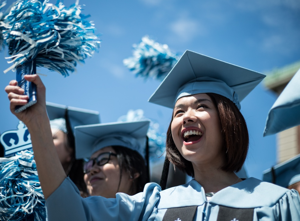 西安市，毕业典礼上父母穿儿子学士服圆梦，他们当初为何没有上大学？