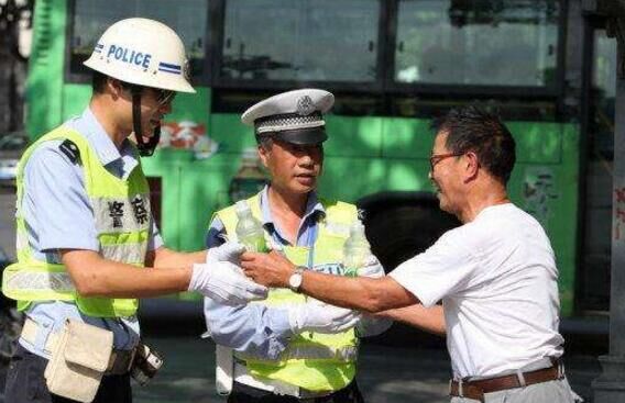 “脱衣”警察为何走红朋友圈？