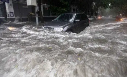 目击者讲述北京暴雨2人驾车被困身亡，导致死亡的真正原因是什么？